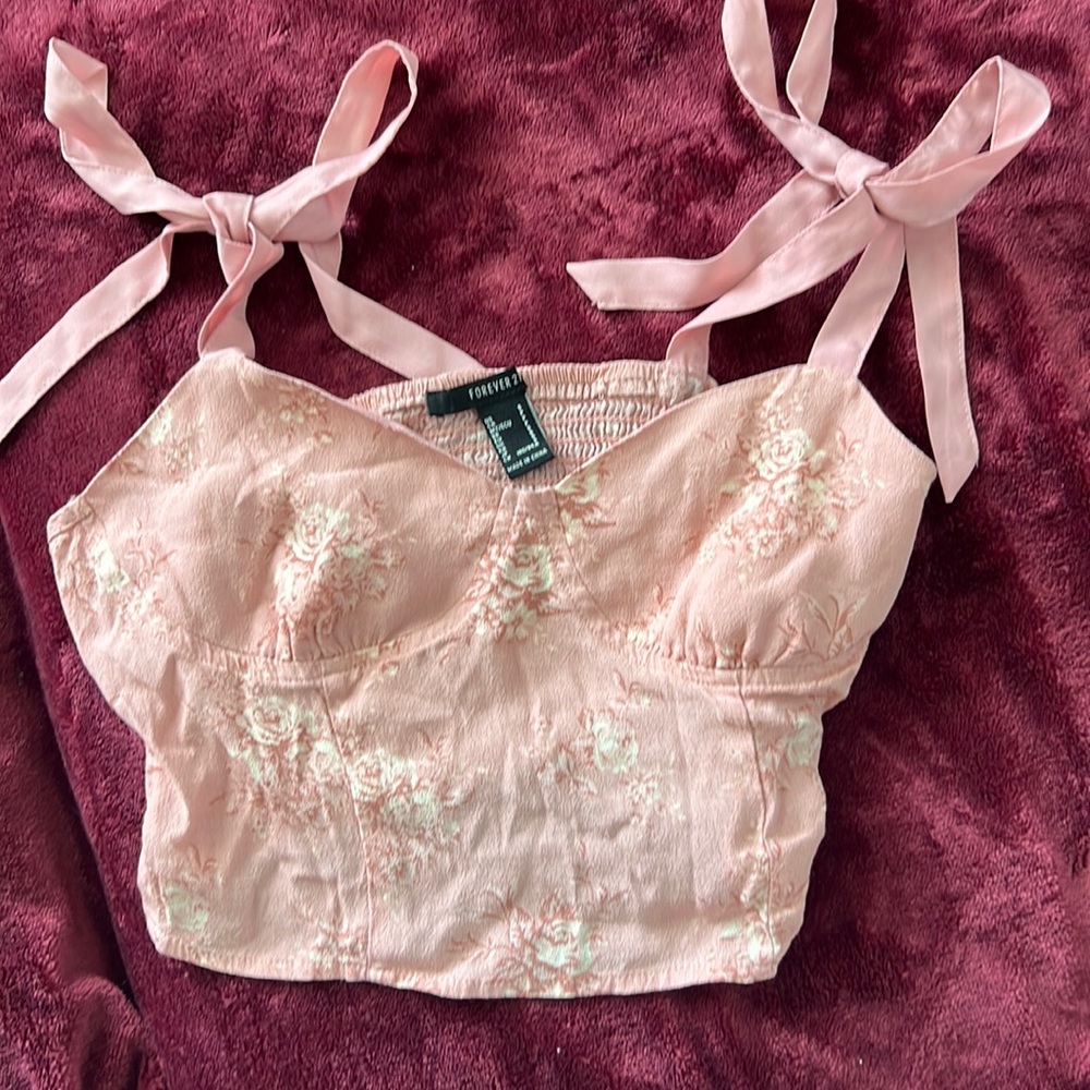 Size-Small. Color-Light pink. Very cute floral design perfect fit for the summer